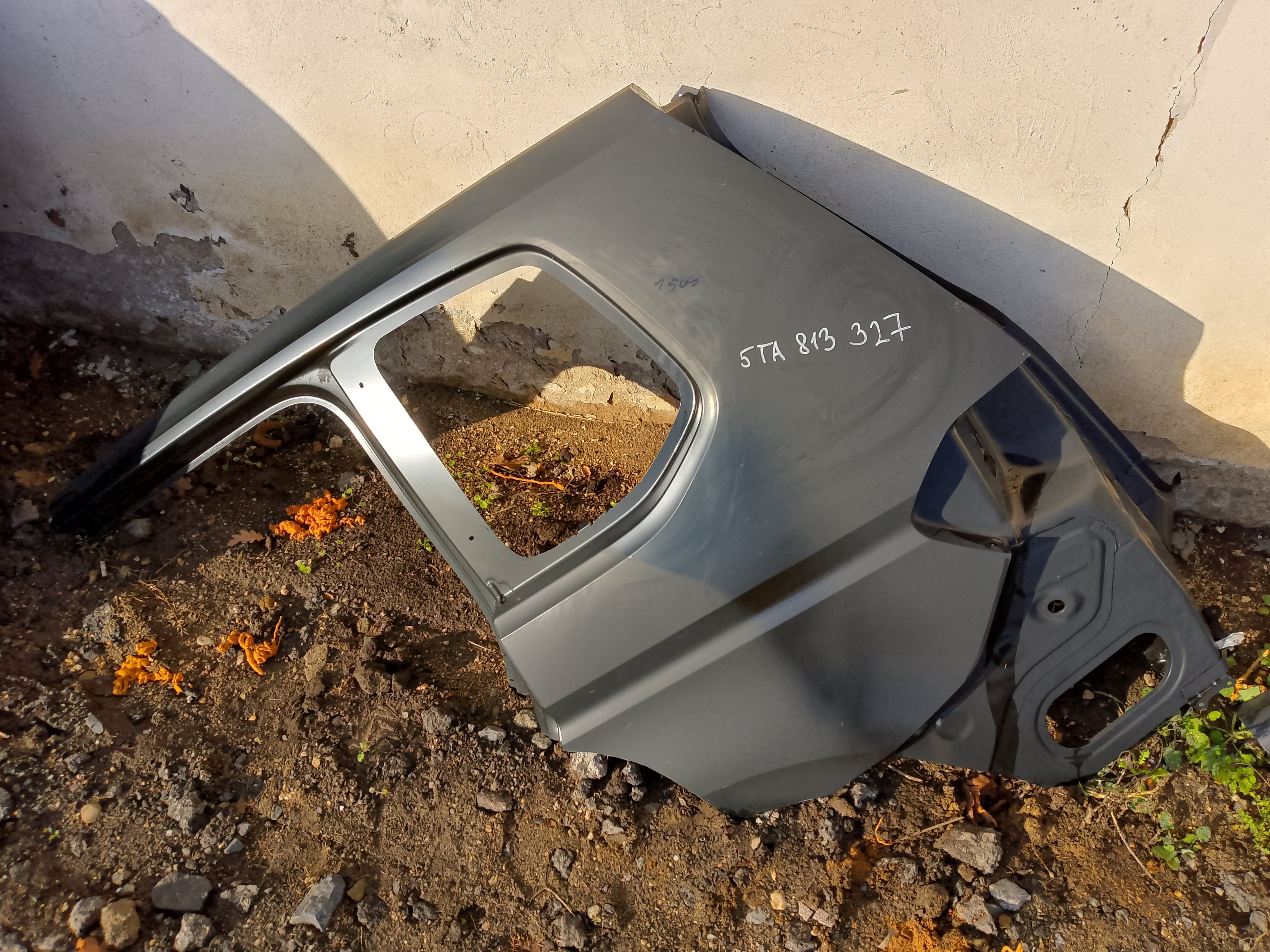 LEVÝ ZADNÍ BLATNÍK VW TOURAN 2015-2023 5TA813327