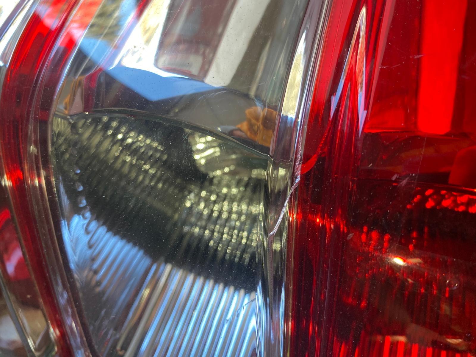 SUZUKI GRAND VITARA II Zadní světlo pravé- malá prasklina