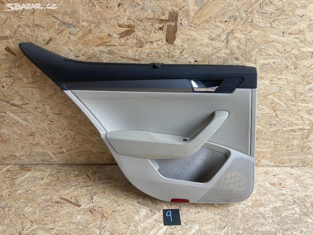 Škoda Superb III výplň dveří levá zadní sedan