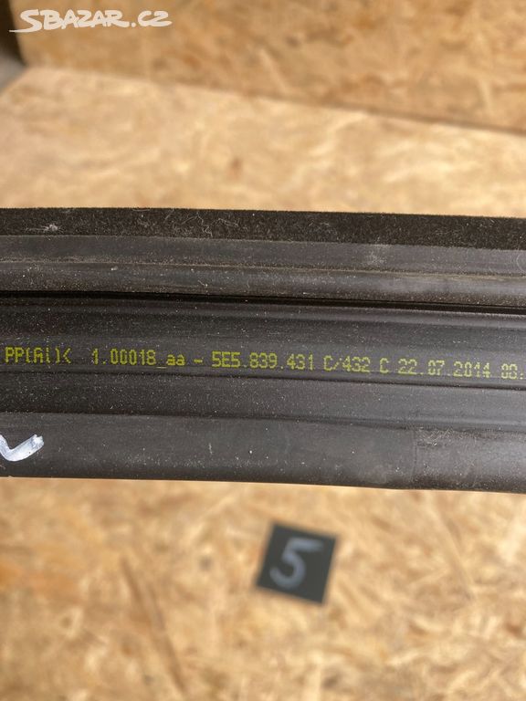 Škoda Octavia III,3 těsnění dveří 5E5839431C