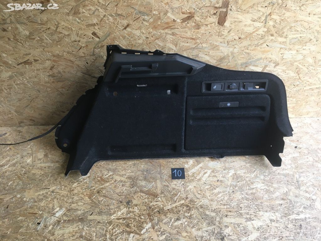 Škoda Superb III,3 pravá zadní výplň kufu sedan