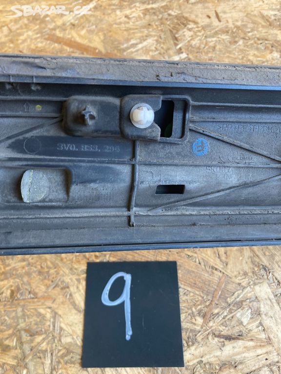 Škoda Superb III,3 lišta dveří pravá přední