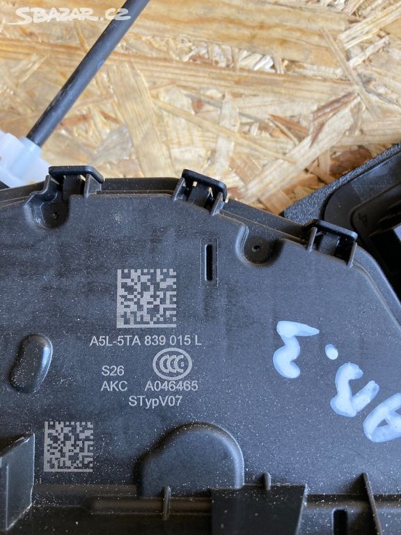 5TA839015L  octavia 3 zámek levý zadní