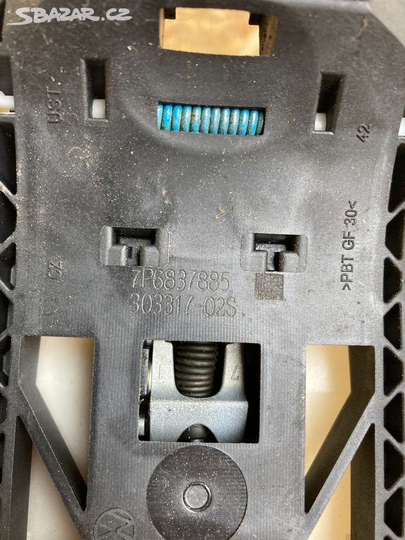 7P6837885 Třmen upevňovací