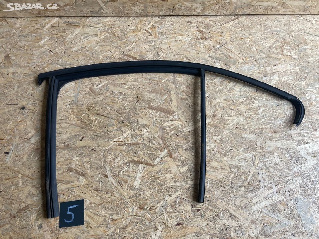 Škoda Octavia III,3 těsnění dveří 5E5839431C