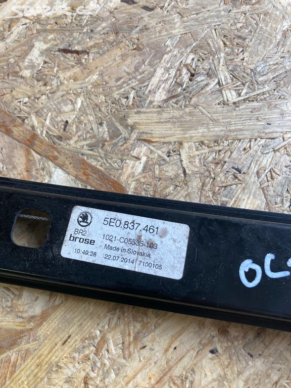 5E0837461 Levá přední stahovačka Octavia III