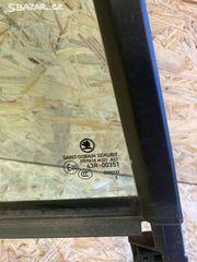 Škoda fabia III pravé zadní sklo do dveří