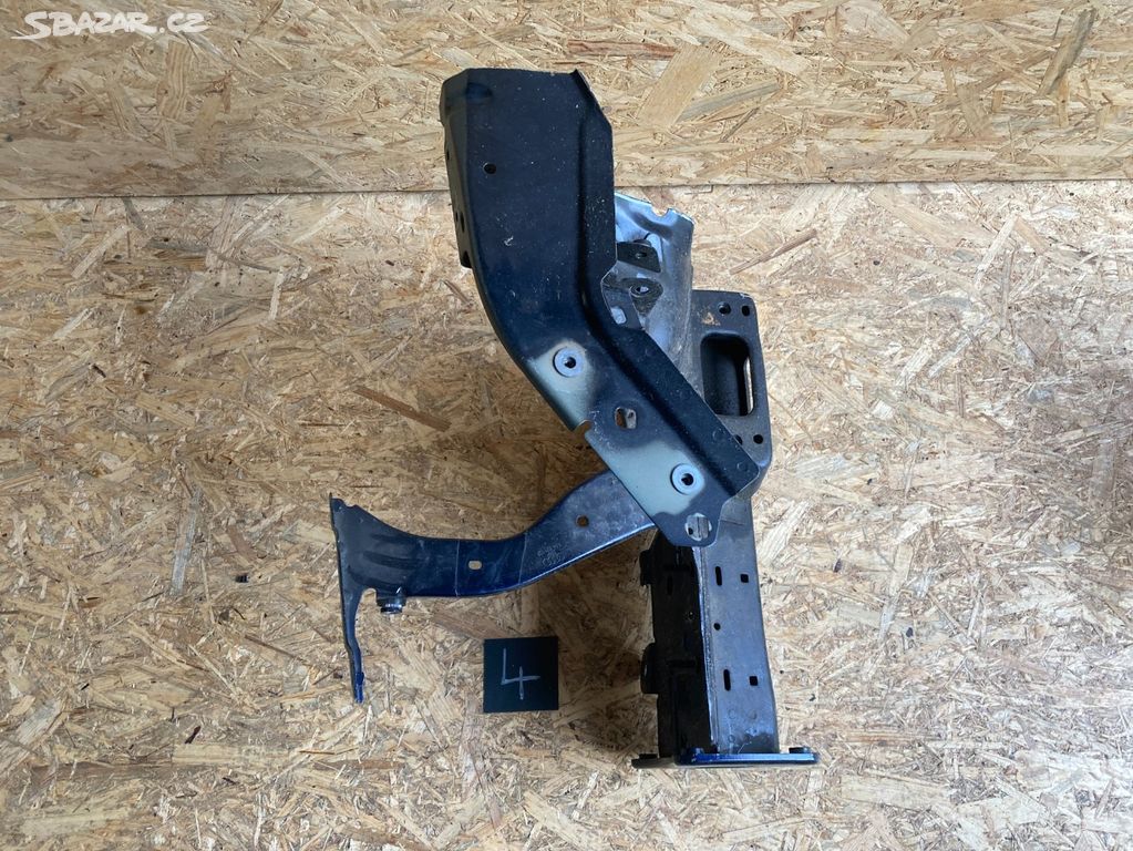 Audi Q3 pravý přední nosník