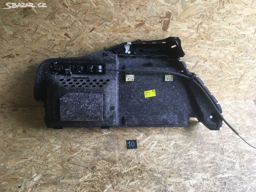 Škoda Superb III,3 pravá zadní výplň kufu sedan