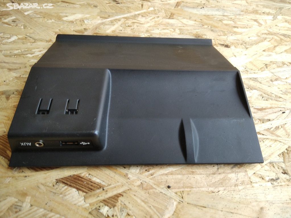 konektor USB + AUX ŠKODA Octavia III  5E1857367B