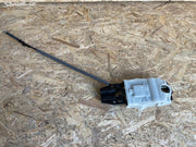 8V0837885 Třmen upevňovací vlevo vpředu