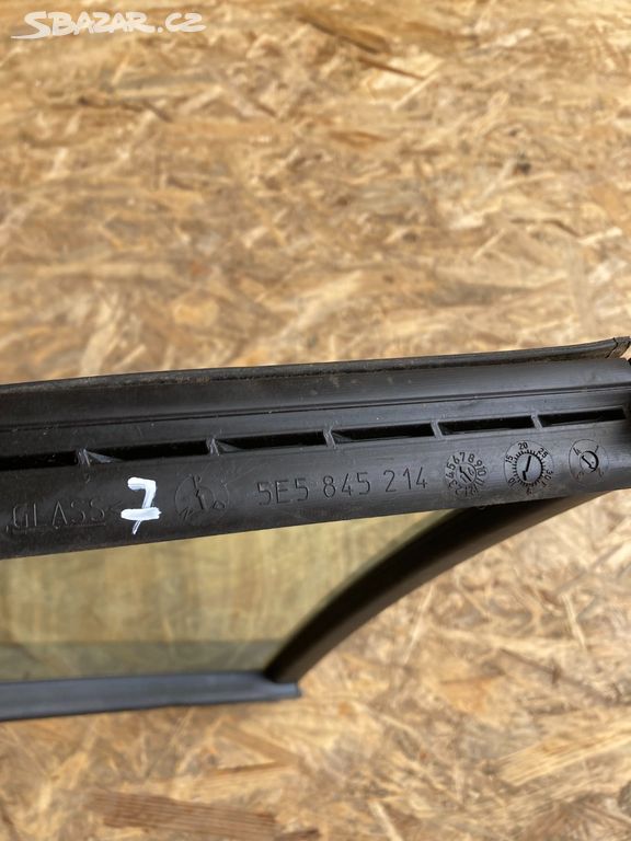 Pravé boční sklo 5E5845214