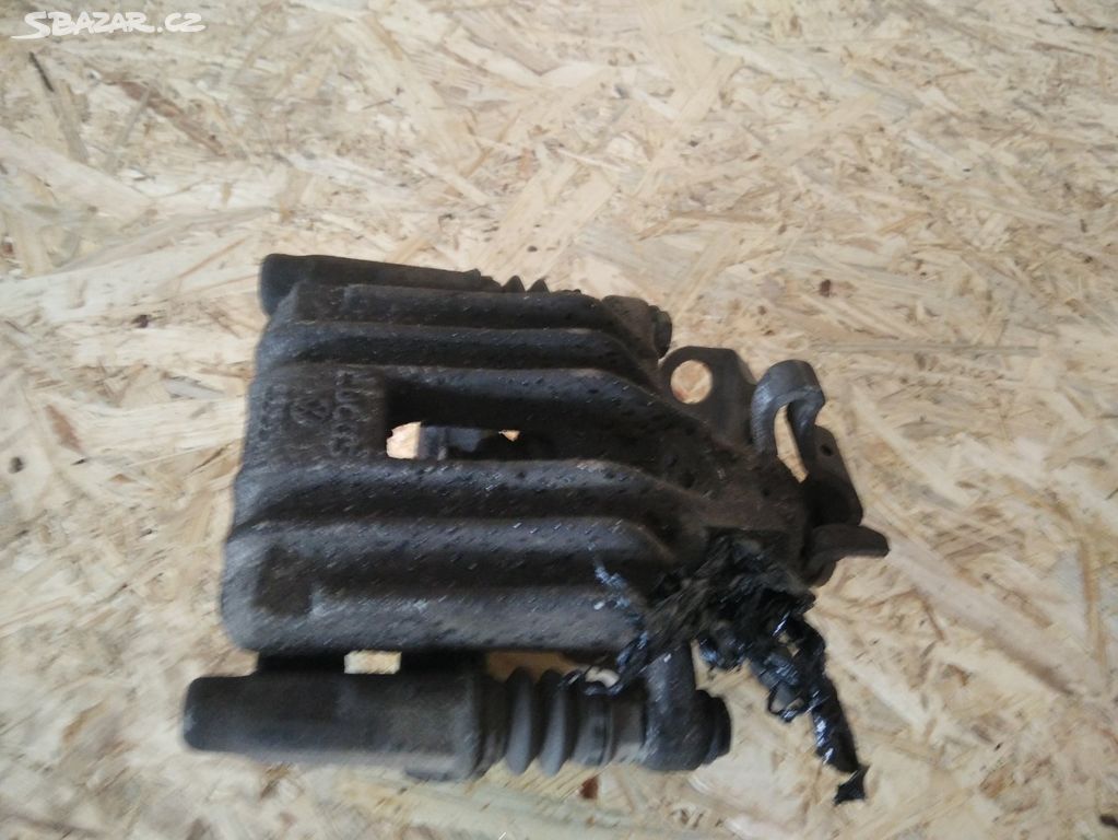 Fabia III levý zadní třmen, pravý zadní třmen