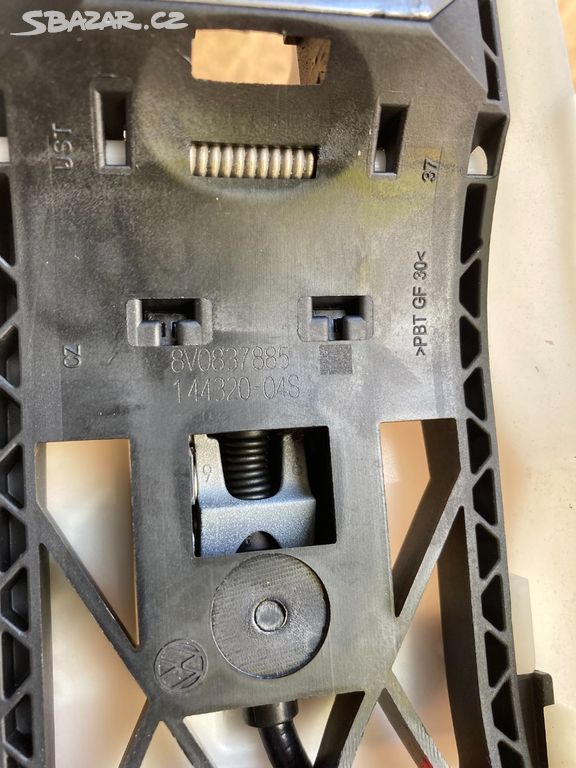8V0837885 Třmen upevňovací vlevo vpředu