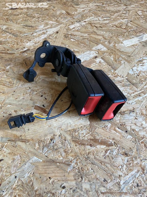 8V0857739 Dvojitý zámek pásu