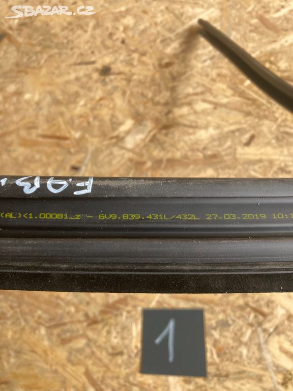 Škoda Fabia III,3 těsnění dveří 6V9839431L