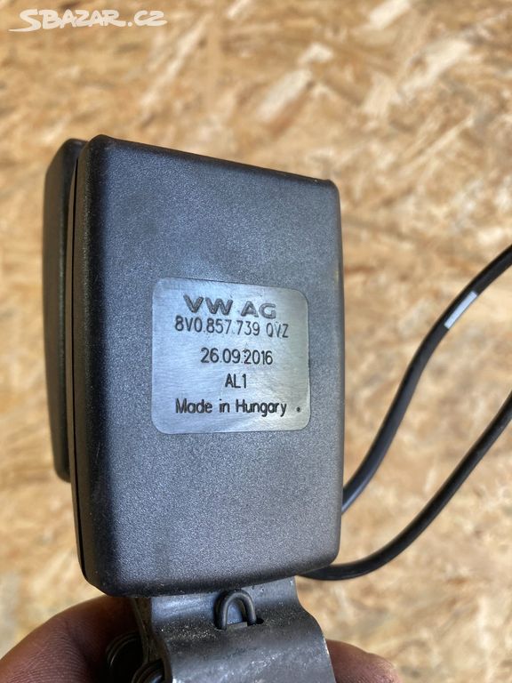 8V0857739 Dvojitý zámek pásu