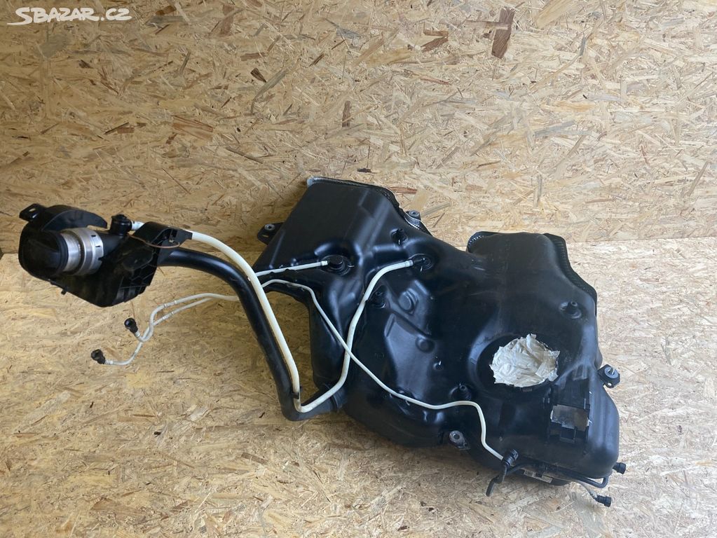 Škoda Superb III,3 palivová nádrž 2.0 TSI benzín