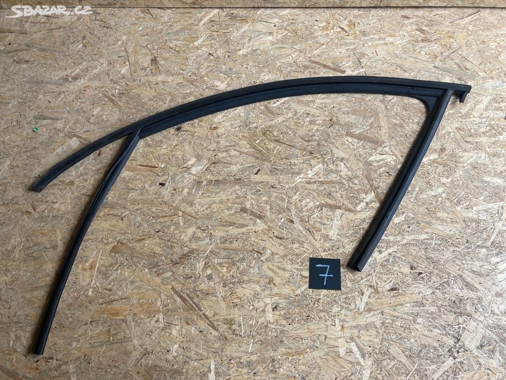 Škoda Octavia III těsnění dveří levé 5E0837431A