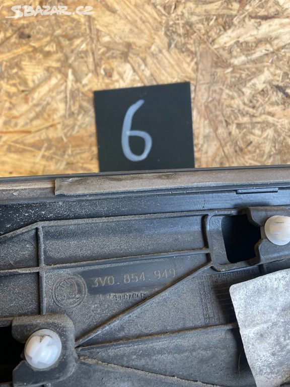 Škoda Superb III,3 levá zadní lišta dveří