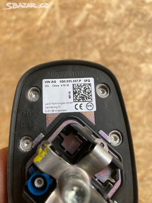 5Q0035507P Anténa střešní kombinovaná