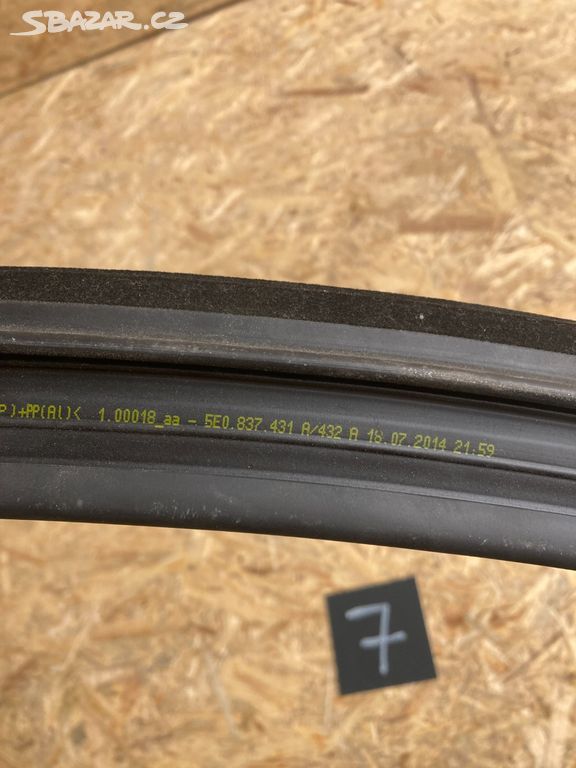 Škoda Octavia III těsnění dveří levé 5E0837431A